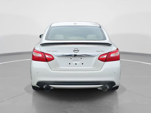 Used 2017 Nissan Altima 3.5 SL w/ 3.5SL Technology Package image 6
