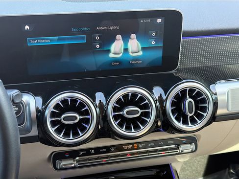 Used 2021 Mercedes-Benz GLB 250 image 32