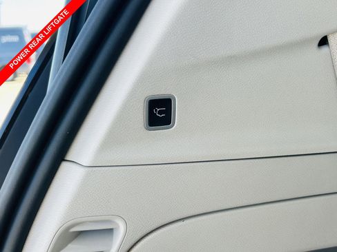 Used 2023 Chrysler Pacifica Touring-L image 11