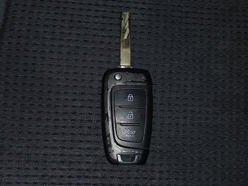 Used 2020 Hyundai Santa Fe SE image 32