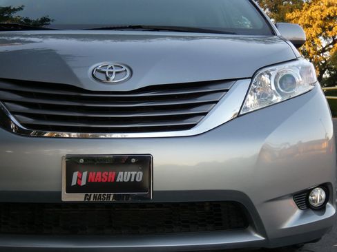 Used 2015 Toyota Sienna XLE image 16