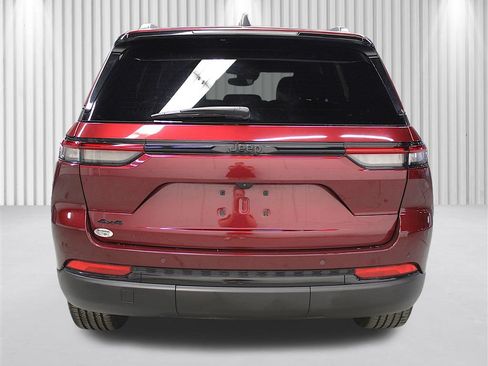 Certified 2023 Jeep Grand Cherokee Altitude AWD/4WD image 4