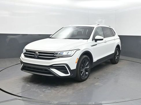 Used 2024 Volkswagen Tiguan SE FWD image 1