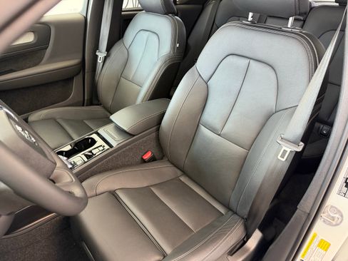 Certified 2025 Volvo XC40 B5 Plus AWD/4WD image 17
