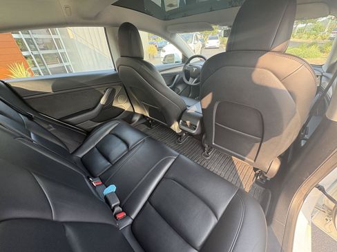 Used 2022 Tesla Model 3 Long Range AWD/4WD image 17