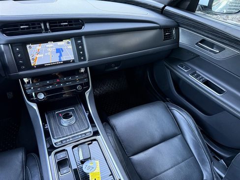 Used 2016 Jaguar XF S image 24