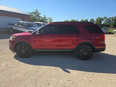 Used 2017 Ford Explorer XLT FWD image 5