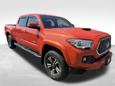 Used 2018 Toyota Tacoma TRD Sport AWD/4WD image 8