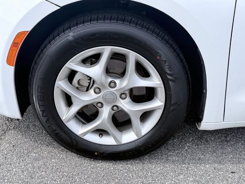 Used 2020 Chrysler Pacifica Touring-L FWD image 36