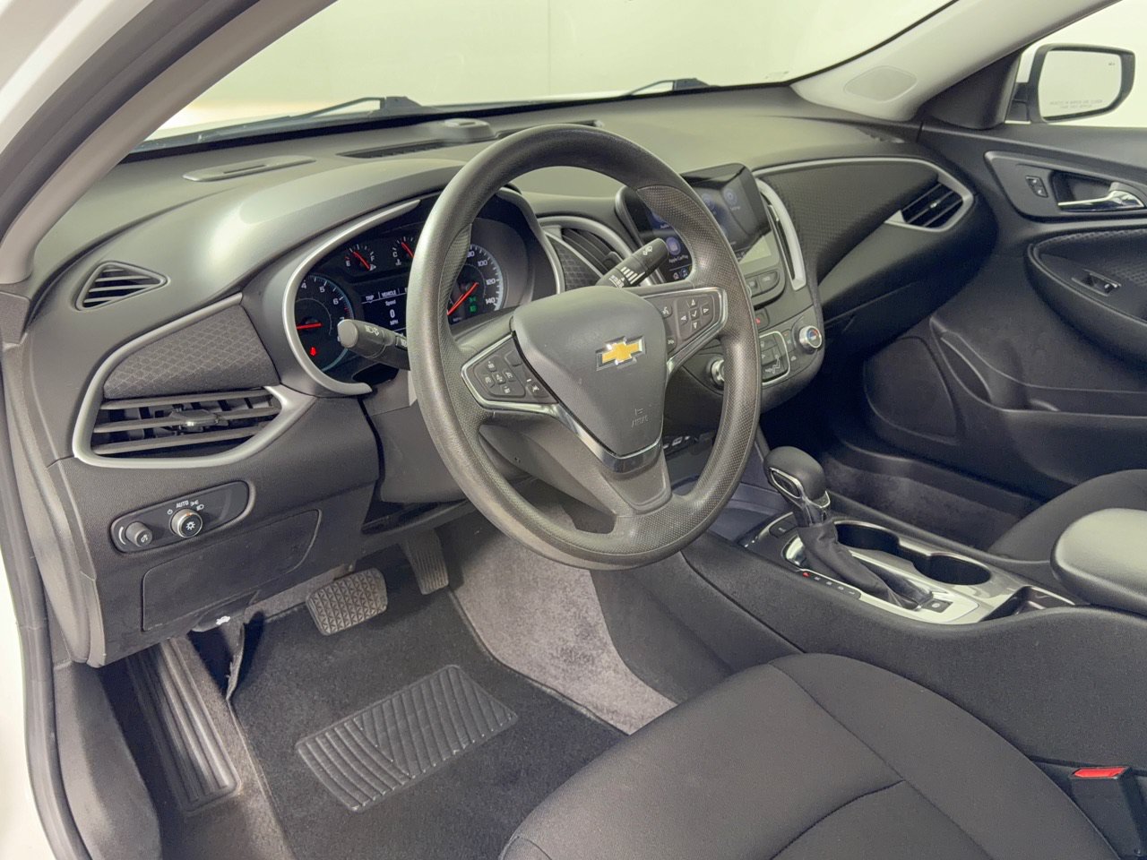 Used 2023 Chevrolet Malibu LS w/ Driver Confidence Package FWD image 4