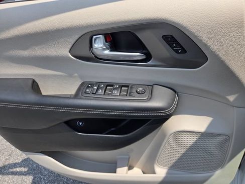 Used 2024 Chrysler Pacifica Limited FWD image 26