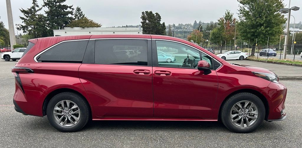 Certified 2024 Toyota Sienna LE AWD/4WD image 4
