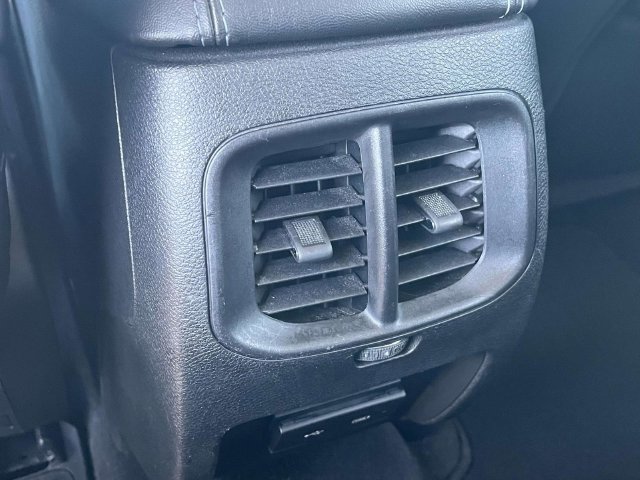 Used 2019 Jeep Cherokee Latitude Plus FWD image 19