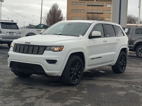 Used 2019 Jeep Grand Cherokee Altitude image 10