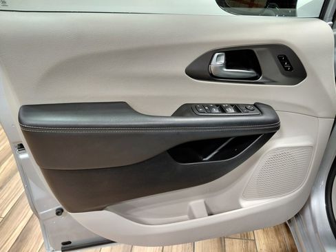 Certified 2024 Chrysler Pacifica Touring-L image 42