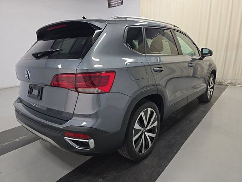 Used 2023 Volkswagen Taos SE FWD image 4