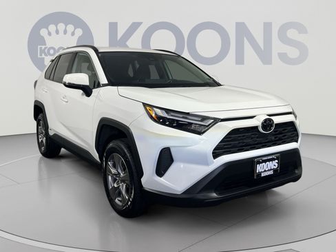 Used 2025 Toyota RAV4 XLE AWD/4WD image 10