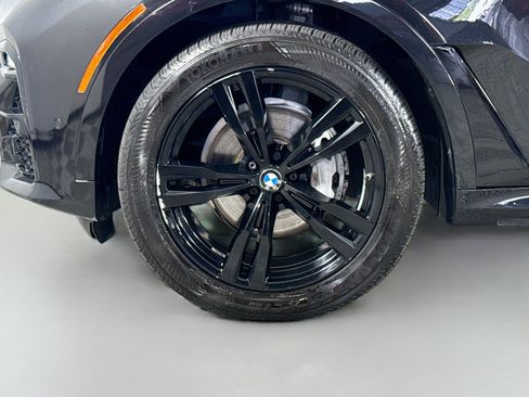 Used 2022 BMW X7 xDrive40i w/ M Sport Package AWD/4WD image 38
