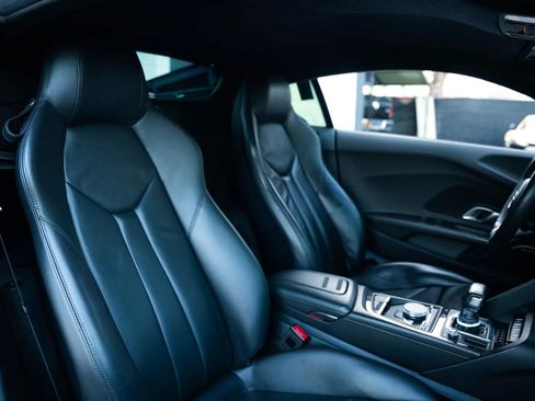 Used 2018 Audi R8 V10 w/ Premium Package RWD image 27