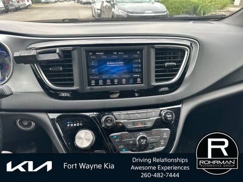 Used 2020 Chrysler Pacifica Touring-L w/ S Appearance Package FWD image 11