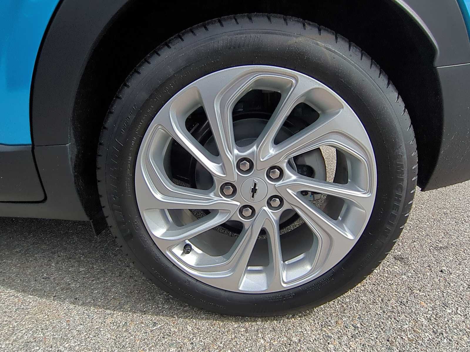 New 2027 Chevrolet Bolt LT w/ Comfort Package FWD image 29