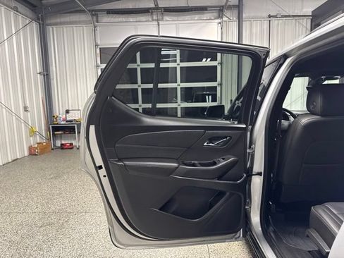 Used 2022 Chevrolet Traverse RS FWD image 18