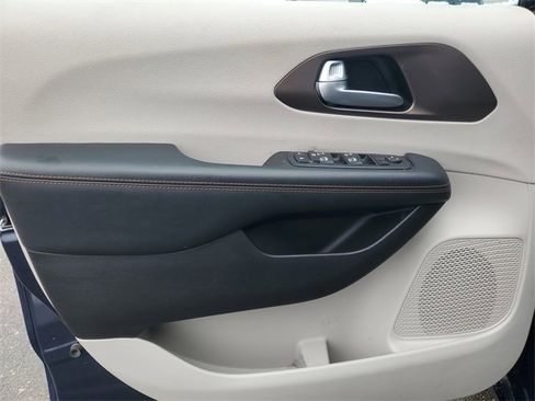 Used 2017 Chrysler Pacifica Touring-L Plus image 13