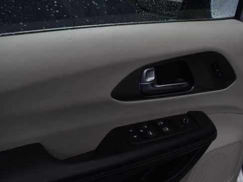 Used 2023 Chrysler Pacifica Touring-L FWD image 14