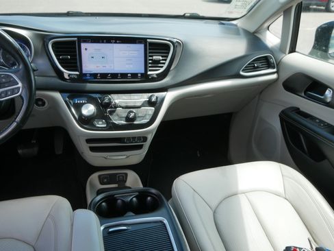 Used 2021 Chrysler Pacifica Touring-L FWD image 11