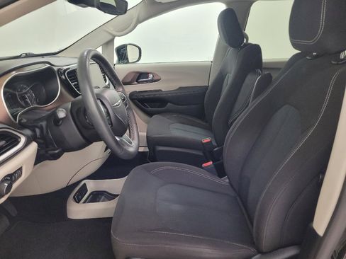 Used 2024 Chrysler Voyager LX FWD image 17