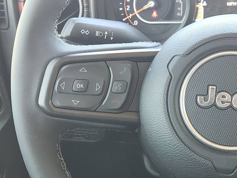 Used 2025 Jeep Wrangler Unlimited Rubicon w/ Convenience Group AWD/4WD image 31