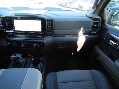 Used 2025 Chevrolet Silverado 1500 ZR2 w/ Technology Package image 14