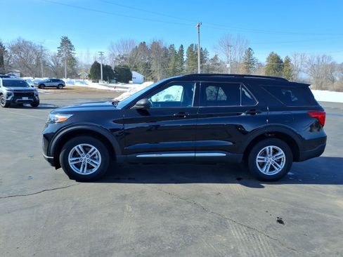 Used 2022 Ford Explorer XLT AWD/4WD image 2
