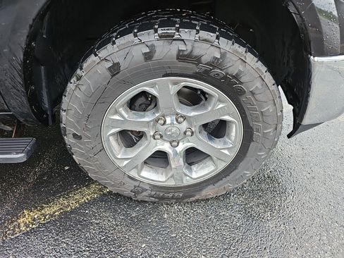 Used 2018 RAM 1500 Laramie AWD/4WD image 9