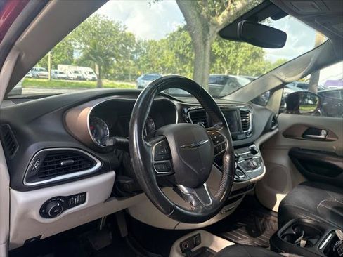 Used 2019 Chrysler Pacifica Touring-L FWD image 12
