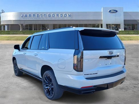 Used 2025 Cadillac Escalade ESV Sport Platinum image 3