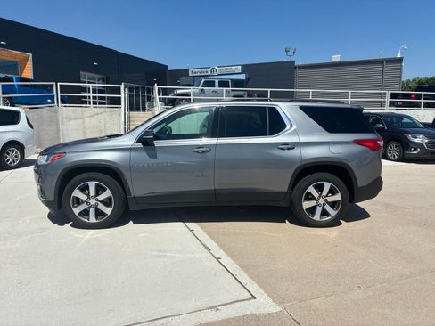 Used 2019 Chevrolet Traverse LT w/ LT Premium Package AWD/4WD image 2