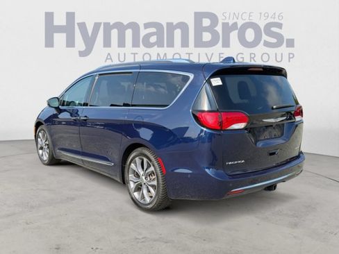 Used 2018 Chrysler Pacifica Limited w/ Tire & Wheel Group FWD image 5