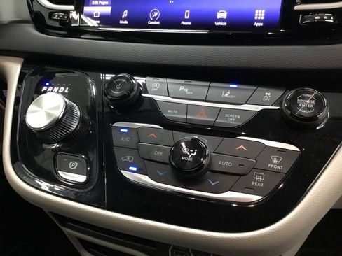 Used 2023 Chrysler Pacifica Touring-L FWD image 24
