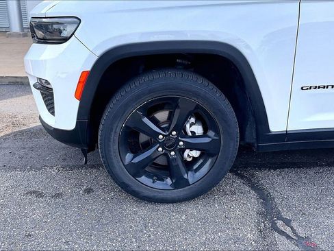 Used 2024 Jeep Grand Cherokee Limited w/ Black Appearance Package RWD image 4