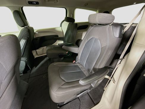Used 2022 Chrysler Voyager LX FWD image 25