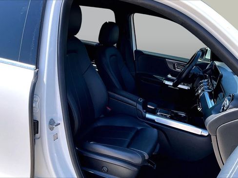 Used 2021 Mercedes-Benz GLB 250 4MATIC w/ Premium Package image 8