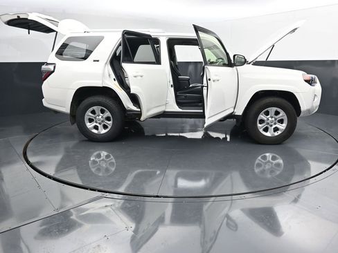 Used 2018 Toyota 4Runner SR5 AWD/4WD image 37