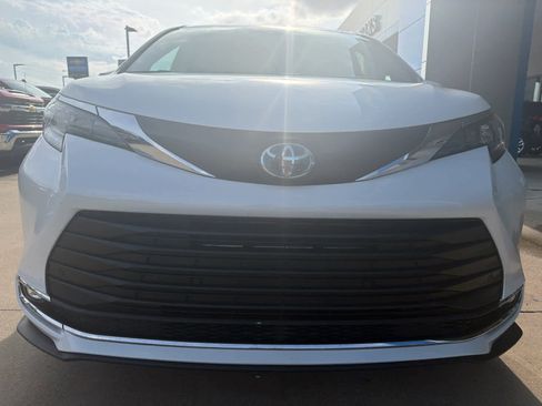 Used 2024 Toyota Sienna XLE w/ XLE Plus Package FWD image 10