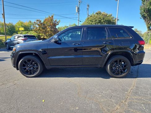 Used 2022 Jeep Grand Cherokee Laredo X image 2