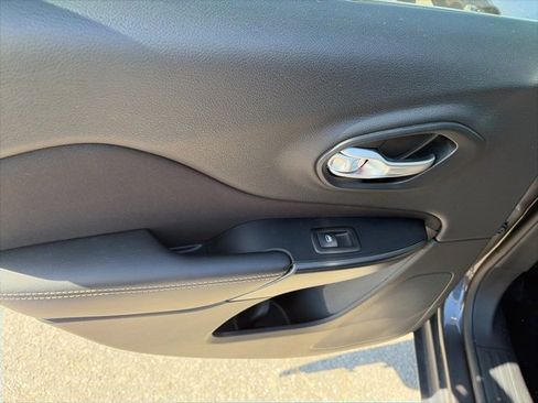 Used 2015 Jeep Cherokee Latitude w/ Comfort/Convenience Group image 12