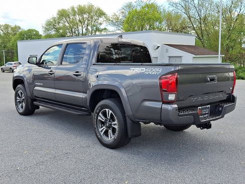 Used 2018 Toyota Tacoma TRD Sport AWD/4WD image 5