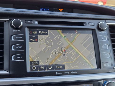 Used 2018 Toyota Highlander XLE image 19