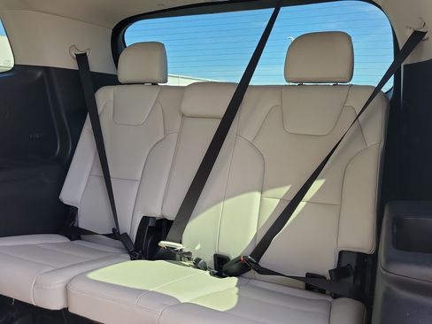 Used 2024 Kia Telluride EX w/ EX Captain's Chair Package FWD image 11