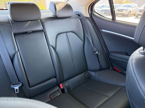 Used 2025 Genesis G70 2.5T image 39